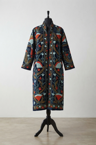 Abrigo Largo de Terciopelo Azul Oscuro Bordado a Mano, Diseño Floral Bohemio Suzani Uzbeko Tradicional, de Lujo y Personalizado para Mujer, Invierno - Product Image 3