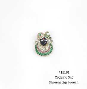 11181 Broche Shreenathji chapado en oro con figuras, pin con piedras redondas Kundan de corte brillante y engaste de garra, broche de boda - Product Image 1