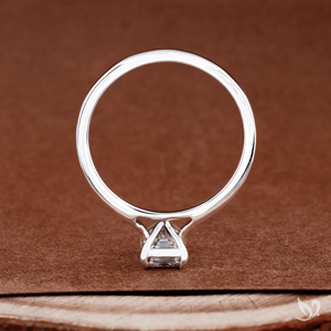 Bague de fiançailles solitaire cathédrale en or blanc 10 carats avec diamant de laboratoire taille émeraude 1 carat, bague de mariée minimaliste - Product Image 3
