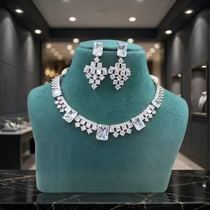 Conjunto de Collar y Pendientes de Cristal Plateado, Joyería Geométrica con Circonitas Cúbicas de Corte Esmeralda para Mujer, Estilo Clásico para Boda - Product Image 6