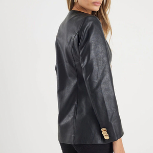 Blazer en cuir PU pour femme, col rond, manches longues, simple boutonnage, couleur unie, veste d'automne avec boutons dorés - Product Image 3