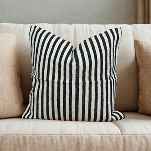 Housse de coussin tissée design à rayures en coton doux et écoresponsable pour la décoration du salon - Product Image 6