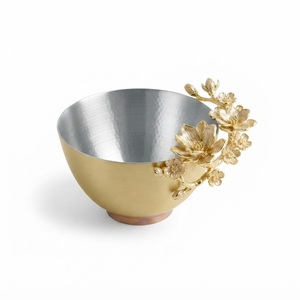 Cuenco de metal plateado con detalles de flor de cerezo dorada, moderno cuenco de frutas de acero inoxidable martillado para decoración del hogar. - Product Image 2