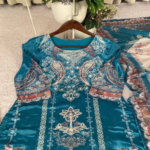 Ensemble haut et pantalon imprimé Chinon de créateur VASTRA COTTAGE avec dupatta ornée de miroirs, tenue ethnique de soirée avec micro-doublure - Product Image 4