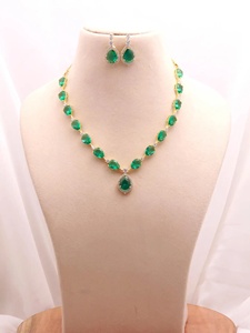 Conjunto de Collar y Pendientes con Esmeralda Colombiana en Corte Pera Chapada en Oro de 22K y Diamantes Blancos CZ, con Cadena Ajustable - Product Image 1