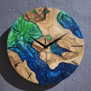 นาฬิกาแขวนผนังเรซิ่นและไม้มะกอกแบบสั่งทำพิเศษ: ของตกแต่งบ้านและสำนักงานแบบแฮนด์เมด เงียบสงบ พร้อมกลไกการทำงานที่เงียบและดีไซน์คลาสสิก มีจำหน่ายแล้ว - Product Image 6