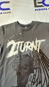 T-shirt en denim 100% coton, effet usé, avec appliqué, logo personnalisé, coupe ample, streetwear, respirant - Product Image 3