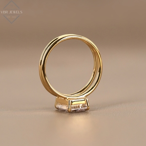 Anillo de Diamante Corte Esmeralda en Oro Amarillo, Diseño de Lujo con Tallo Dividido, Joyería de Compromiso para Mujer, Regalo - Product Image 3