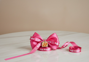 ริบบิ้นผ้าซาตินสีชมพูพิมพ์ลายเพื่อนซี้ ขนาด 10 มม. ผลิตจากโพลีเอสเตอร์ 100% ยี่ห้อเนลกามัล อินดัสทรีส์ ทนต่อการหดตัว เหมาะสำหรับตกแต่งและห่อของขวัญ - Product Image 2