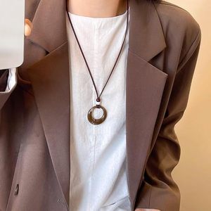Collier pendentif cercle vintage, cordon en cuir marron, design anneau en résine ambrée - Product Image 2