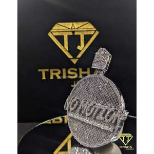 Colgante Redondo de Lujo Personalizado con Nombre "NO MOTION" con Diamantes Cultivados en Laboratorio VVS y Plata de Ley 925 por Trisha Jewels - Product Image 3