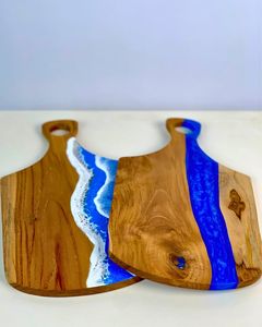 Plateau de service en bois et résine époxy fait main, grande taille, plateau alimentaire, planche à fromage en bois naturel, accessoires de cuisine et de salle à manger - Product Image 1