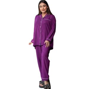 Conjunto de pijama de satén morado para mujer, camisa de manga larga con botones, pantalones a juego con ribetes en contraste, ropa de dormir elegante y cómoda - Product Image 1
