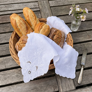 Serviette de pain en coton brodée personnalisable avec motif floral blanc découpé, bord festonné, réutilisable et lavable en machine, vente en gros - Product Image 1