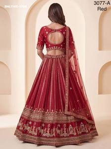 Conjunto de lehenga semisellado de seda premium para bodas con lentejuelas y cuentas hechas a mano, y hilo Zari con motivos multicolor. Proveedor indio. - Product Image 6