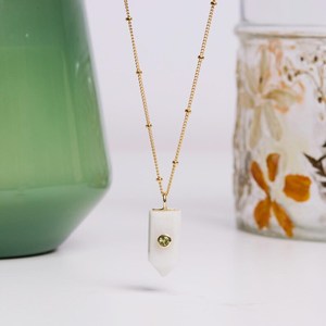 Pendentif artisanal plaqué or avec pierre de lune et péridot, cadeau de fiançailles en pierre naturelle pour mère, mariée, épouse - Product Image 2