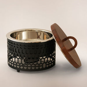 ถาดอุ่นอาหารดีไซน์หรูหราทรงกลมสีดำแบบเจาะรู พร้อมฝาไม้ สำหรับงานแต่งงานและโรงแรม - Product Image 2