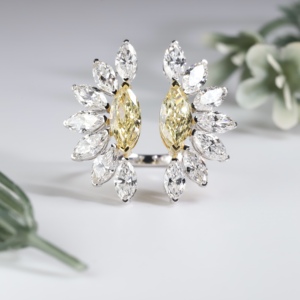 Anillo Abierto de Diamantes de Corte Marquesa en Oro Amarillo Canario Vintage de Lujo, con Doble Racimo de Flores y Corona, para Aniversario o Fiesta - Product Image 1
