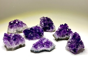 Groupe de cristaux d'améthyste naturelle, spécimen de géode, pierre pour décoration de la maison, ornement artisanal Feng Shui, forme irrégulière polie - Product Image 3