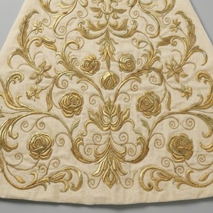 Robe de statue religieuse personnalisée en velours ivoire avec broderie florale dorée, vêtement liturgique catholique fait main pour la Chiesa Marieuse - Product Image 6