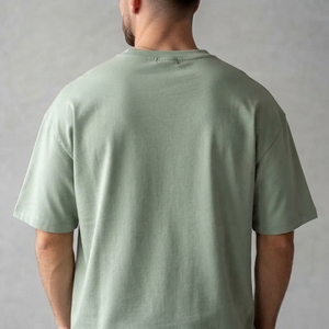 เสื้อยืดผู้ชายสีเขียวเซจ คอกลม แขนสั้น ทรงโอเวอร์ไซส์ พิมพ์ลายตัวอักษรแบบมินิมอล เสื้อผ้าลำลองสไตล์สตรีทแวร์ - Product Image 2