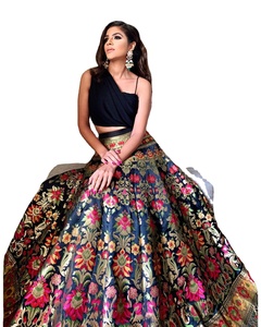 ชุดเลเฮนกาโชลีผ้าไหมวารานาซีแบบใหม่ พร้อมงานปักดิ้นซารีและงานเย็บติดผ้าแคนวาสและผ้าแคนแคน สำหรับขายออนไลน์ - Product Image 1