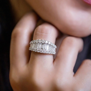 Bague d'anniversaire large à trois rangs en or blanc massif 18 carats avec diamants baguette naturels et diamants ronds taille brillant, sertis pavé en canal - Product Image 2