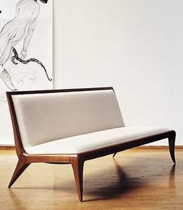 Banc de salon minimaliste en teck avec dossier incliné et structure sculpturale pour salon, patio ou hall d'hôtel - Product Image 1