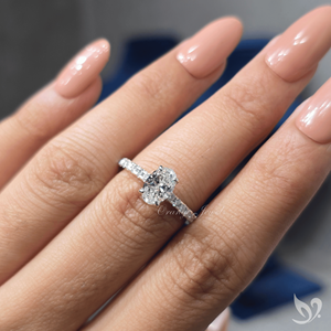 Bague de fiançailles ovale intemporelle en diamant de laboratoire 1 carat, sertie en cathédrale avec pavé, certifiée IGI, en or blanc 10K - Product Image 4
