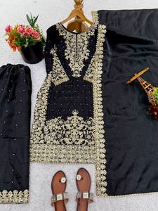 Conjunto de Traje Palazzo de Seda GMY Pura Bordado con Moti y Dupatta de Diseñador - Product Image 4