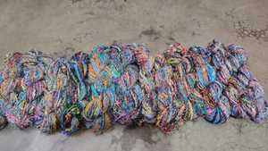 Hilos de lino reciclados multicolor con tonos vibrantes y textura natural, ideales para tejer, coser, hacer crochet y bordar. - Product Image 2