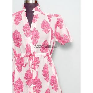 เดรสสั้นผู้หญิง คอวี แขนสั้น เอวสูง ทรงเอ พิมพ์ลายดอกไม้ดิจิทัล ผ้าฝ้ายถัก 100% ทำมือ ติดกระดุม ซักได้ - Product Image 3