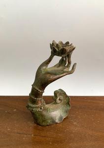 Soporte de metal artesanal premium para conos de incienso con diseño de loto para decoración del hogar y meditación, procedente de la India. - Product Image 5