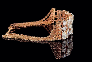 กำไลเพชรดีไซน์ใบไม้สุดหรู ประดับเพชรทรงหยดน้ำและทรงกลม เครื่องประดับงานแต่งงานชั้นดี - Product Image 4