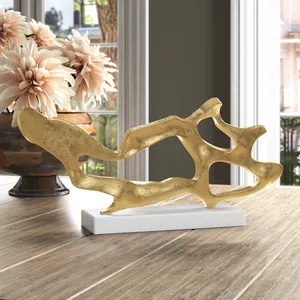 Sculpture en fer artisanale contemporaine, décoration artistique d'intérieur pour espaces design, élégante figurine en aluminium plaqué or faite à la main - Product Image 6