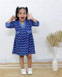 Été Nouveau Robe moderne en soie pour filles à manches courtes, col en V, taille à volants, simple boutonnage, ligne A, impression verte, robe longueur genou - Product Image 5