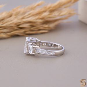 Anillo de Compromiso con Tres Piedras de Moissanita Corte Princesa, Engaste de Garras, Diseño Elegante y Atemporal para Boda - Product Image 2