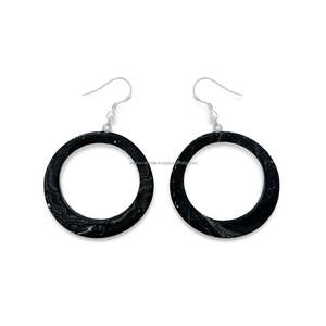 Boucles d'oreilles créatives en résine de haute qualité, design rond évidé couleur unie, forme personnalisable, pour femmes - Product Image 5