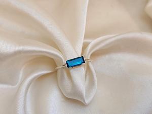 Anillo Minimalista de Piedra Preciosa con Diamante Talla Esmeralda, Plata de Ley 925 Chapada en Oro, Regalo de Aniversario o Piedra de Nacimiento - Product Image 2