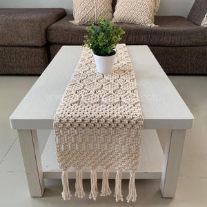 Chemin de table rouge foncé en macramé artisanal de créateur Chemin de table blanc lavable élégant pour tapis de salle à manger chic et tampons - Product Image 4
