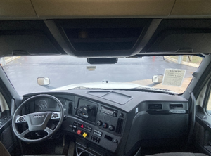 รถบรรทุกหนักสำหรับงานหนัก 6x4 รถหัวลาก 505 แรงม้า หลังคาสูง พร้อมห้องนอน ระยะทางวิ่ง 419,115 ไมล์ - Product Image 3