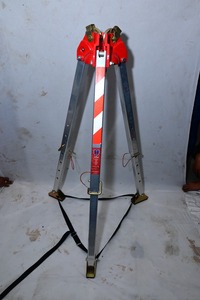 Trépied de sécurité multifonction en alliage d'aluminium pour la sécurité des travailleurs et le sauvetage en espaces confinés, fabriqué par Tirupat Industry dans l'Uttar Pradesh - Product Image 2
