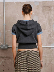 Sudaderas con capucha cortas de algodón y forro polar para mujer, personalizadas, color carbón, con cremallera, manga abullonada, estilo urbano, venta al por mayor directa de fábrica - Product Image 3