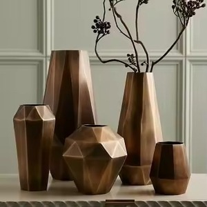 Vase à fleurs décoratif en métal contemporain, accent floral moderne pour la décoration de table de salon - Product Image 5