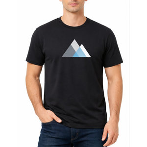 Camiseta Premium Negra para Hombre |   Estampado minimalista de montaña con triángulos geométricos azules | |   Top Moderno con Diseño Abstracto de Picos - Product Image 1