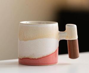 แก้วชาเซรามิกพร้อมหูจับไม้ แก้วกาแฟเคลือบเงา แก้วน้ำเพ้นท์ลายด้วยมือ สำหรับใช้ในบ้าน สำนักงาน หรือเป็นของขวัญ - Product Image 1