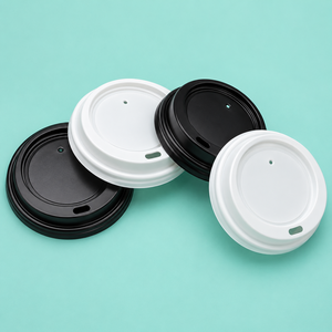 Couvre-tasses à café en plastique blanc et noir EcoRev ECO32 avec design vapeur, ouverture facile, fermeture lisse, jetables, pour gobelets à boissons - Product Image 3