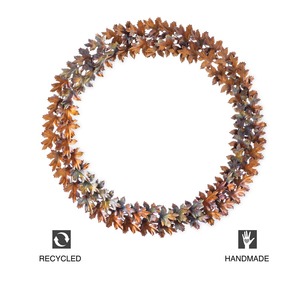 Magnifique couronne métallique avec un grand cercle dense de feuilles de chêne superposées, fini d'une finition bronze antique métallique, pour la décoration. - Product Image 5