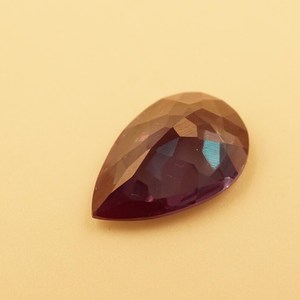 พลอยอเล็กซานไดรต์ธรรมชาติ 1.60 กะรัต รูปทรงลูกแพร์ เจียระไนเหลี่ยม แบรนด์ HAYAAT GEMS สำหรับทำเครื่องประดับ แหล่งกำเนิดราชสถาน - Product Image 3