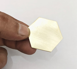 Disque hexagonal vierge en laiton massif pour gravure laser, estampage de logo personnalisé, jeton métallique personnalisé et projets DIY - Product Image 2